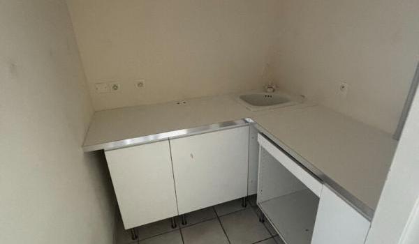 LOCAL PROFESSIONNEL DE 40 M²  ENVIRON  DANS UN CENTRE MÉDICAL