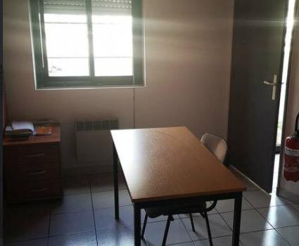 Bienvenue dans cette opportunité exceptionnelle d’investissement ! local professionnel de 72 m² situé à Villeneuve-lès-Avignon (30400), au cœur d’une zone commerciale et médicale dynamique