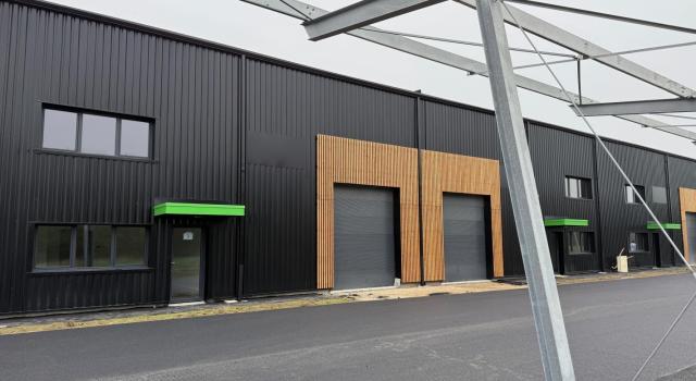 Local de 236 m2 : Local d'activité avec bureaux climatisés, électricité gratuite