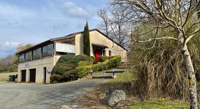 Bâtiment commercial sur 5642 m² de terrain