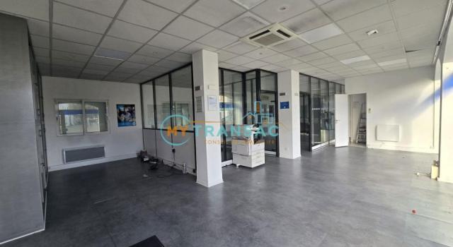 PONTAULT RARE LOCAL COMMERCIAL A LOUER de 81m²
