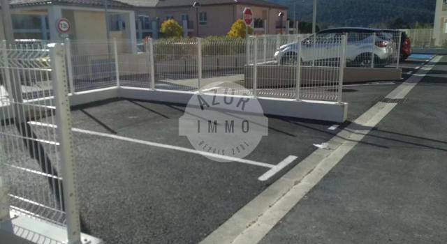 Local 95 m² aménagé avec stationnements