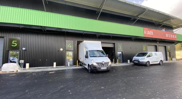 305 m2, en direct ECOPARK : Local d'activité avec entrepôts et bureaux aménagés climatisés