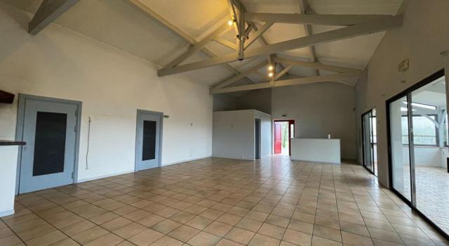 Bâtiment commercial sur 5642 m² de terrain