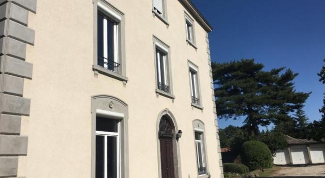 Bureau rénové dans parc arboré, accès Lyon RER direct