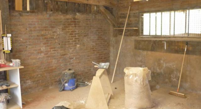 LISIEUX, atelier d'env.75 m² ave 1 place de stationnement