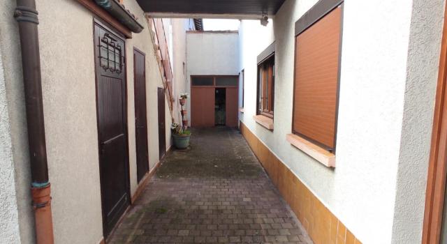 Maison sur deux niveaux avec garage et dépendances