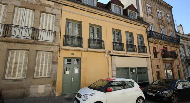 Immeuble comprenant commerce et appartement duplex de 125 m²