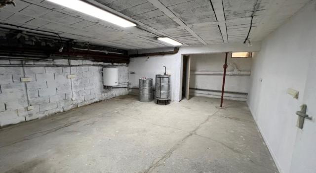 Local commercial en sous-sol rue Irma Moreau