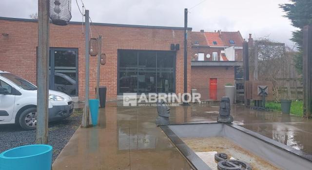 LOCAL COMMERCIAL de 384m² sur une parcelle de 2700m²