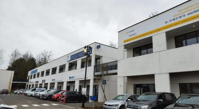 77 SERRIS LOCAL DE 102M2 EN LOCATION PURE