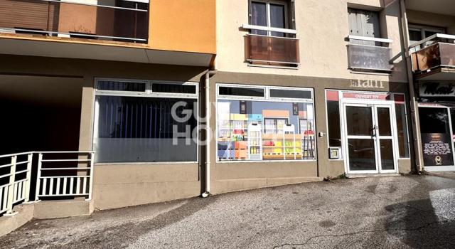 La Lunette Local commercial avec vitrine de 160 m² avec parkings