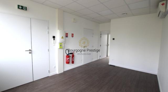 TOURNUS, ZONE COMMERCIALE, A LOUER LOCAL D'ACTIVITE DE 57 M²