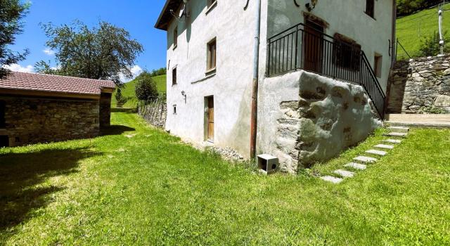 Propriété composée de 4 appartements + Terrain + Garage
