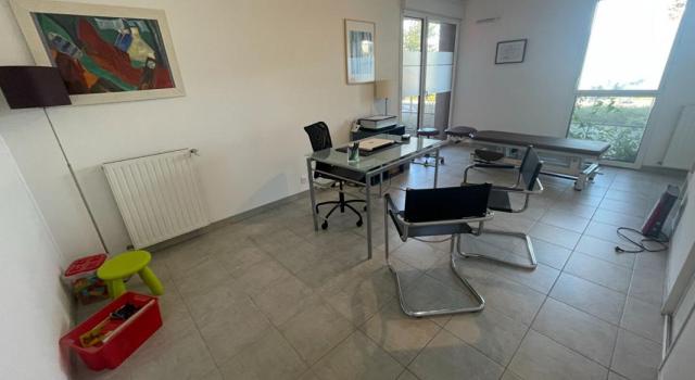 À LOUER - LOCAL PROFESSIONNEL -VEZIN-LE-COQUET