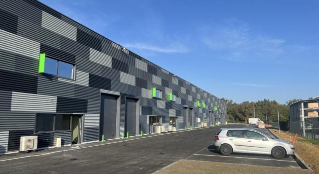 200 m2, Direct ECOPARK : Local d'activité avec entrepôts et bureaux aménagés climatisés