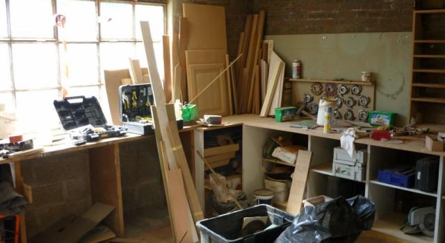 LISIEUX, atelier d'env.75 m² ave 1 place de stationnement