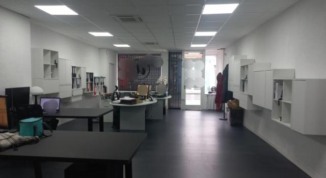 LOCAL COMMERCIAL 108M2   AVEC LES MURS