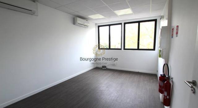 TOURNUS, ZONE COMMERCIALE, A LOUER LOCAL D'ACTIVITE DE 57 M²